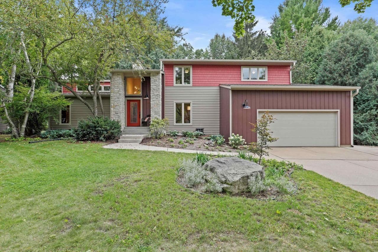 10 Signs Your Home Needs New Siding | Madison WI